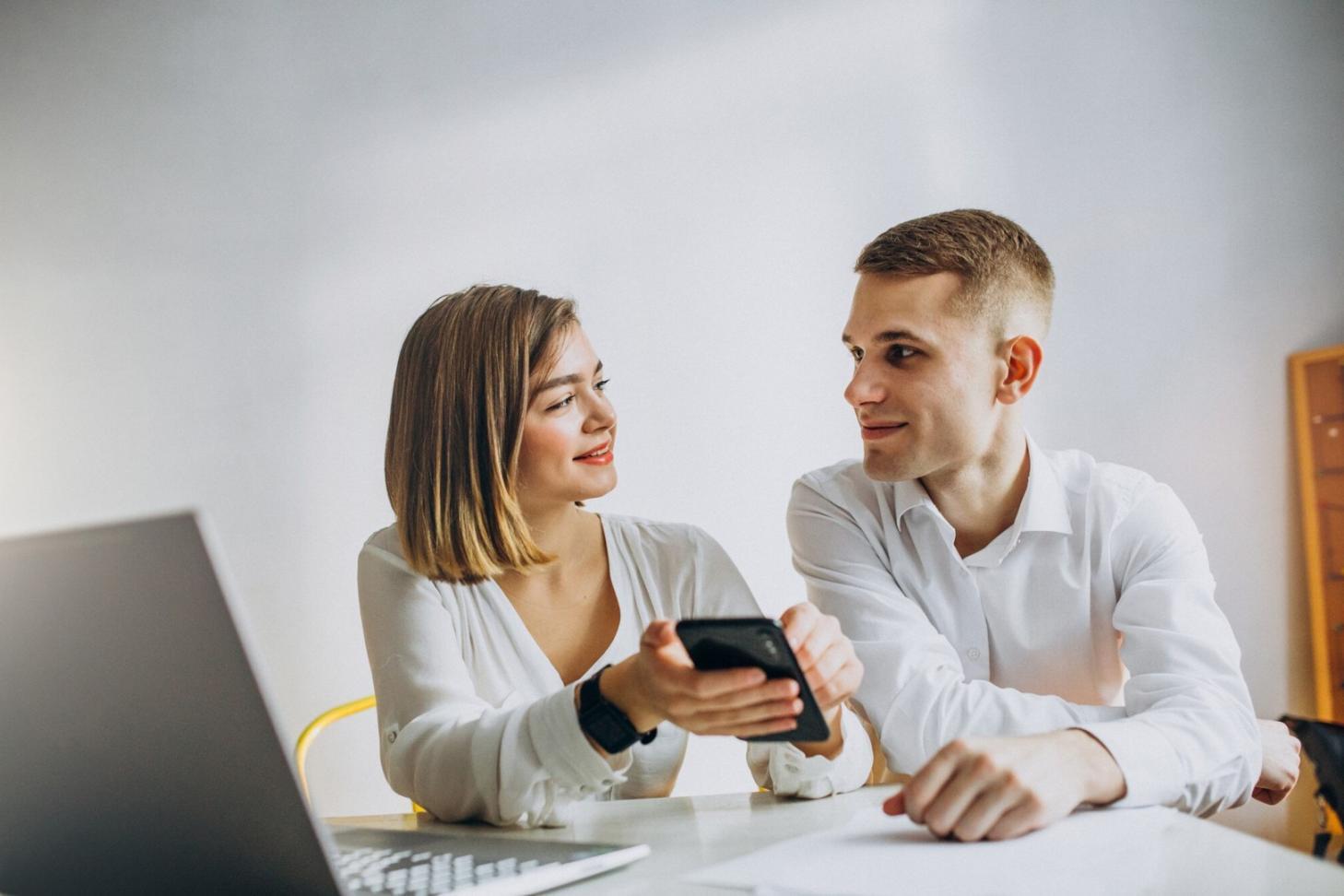 Equipo trabajando en estrategias financieras personalizadas