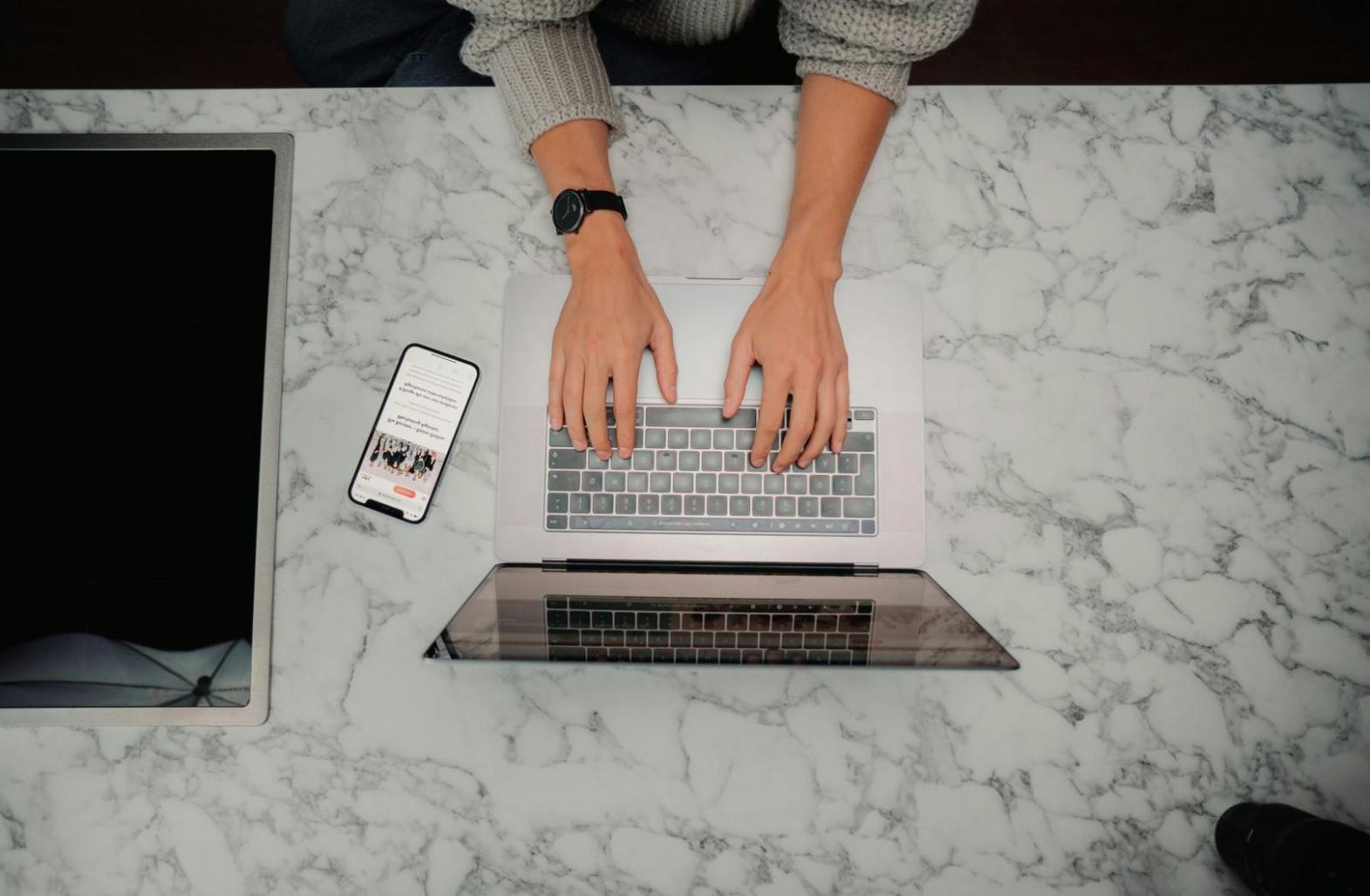 Profesional analizando datos financieros en pantalla de ordenador con gráficos y estadísticas