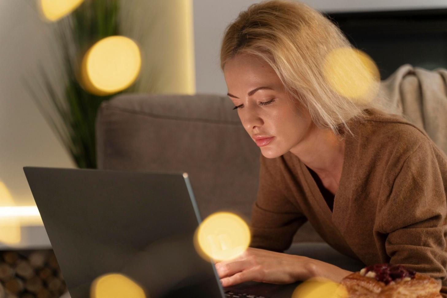 Espacio de trabajo moderno mostrando herramientas de análisis financiero digital